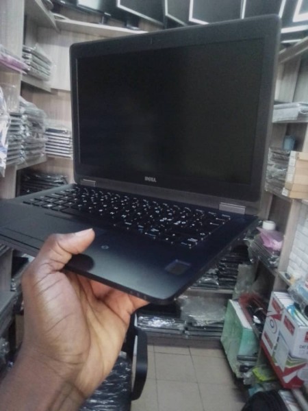 Dell 7270 CORE i5 4gb de RAM 256gb SSD DISQUE DUR